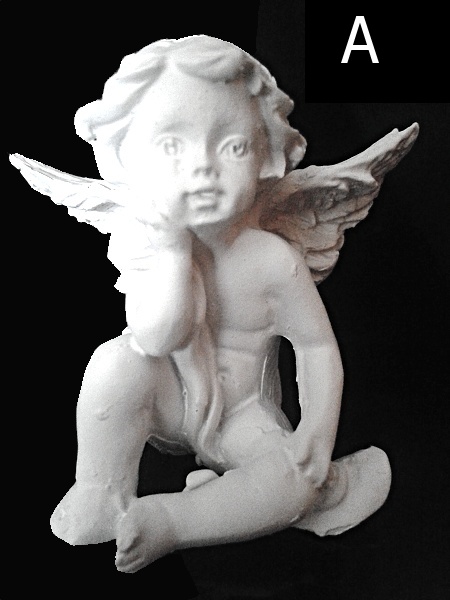 Sedící andělíček s pravou rukou pod bradou 5 x 5 x 4 cm bílý polyresin