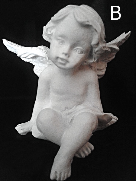 Sedící zasněný andělíček  5 x 5 x 4 cm bílý polyresin