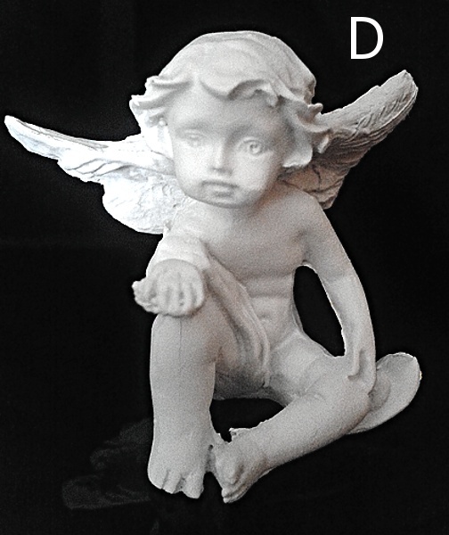 Sedící andělíček posílající polibek pravou rukou 5 x 5 x 4 cm bílý polyresin